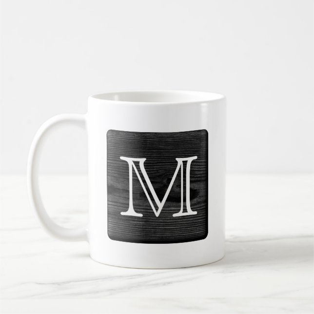 Mug Votre monogramme de lettre. Image de bois noir (Gauche)