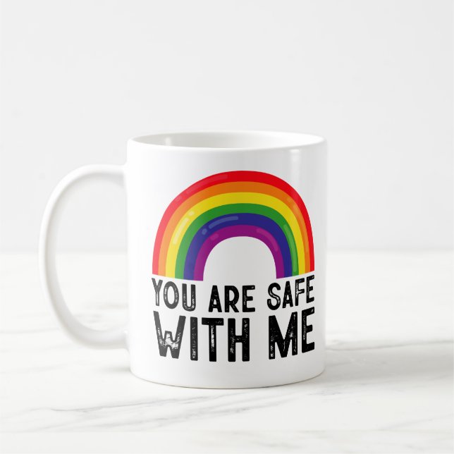 Mug Vous êtes en sécurité avec moi LGBTQ Mois de la fi (Gauche)
