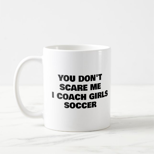 Mug Vous ne me faites pas peur J'Entraîne des filles d (Gauche)