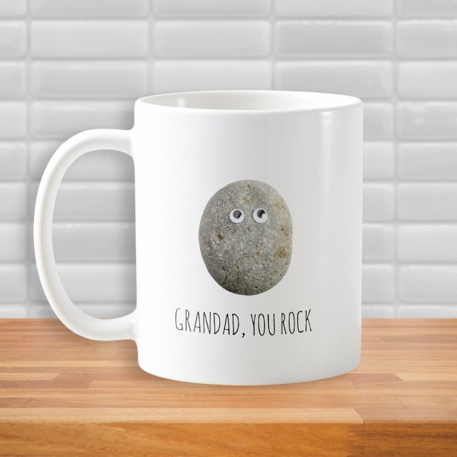 Mug Vous Rock drôle de fête des pères (Coffee Mug with simple typography reads "Grandad, You Rock" with a funny photo of a rock)