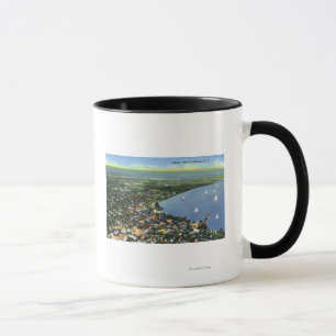 Mug Vue aérienne de la ville, voiliers sur le lac