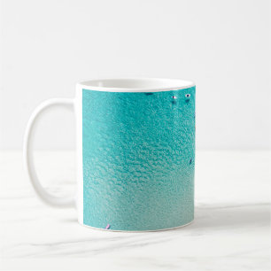 Mug Vue aérienne des surfeurs attendant une vague dans
