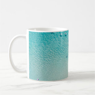 Mug Vue aérienne des surfeurs, océan clair.
