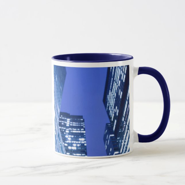 Mug Vue ascendante Defocused des fenêtres d'immeuble (Droite)