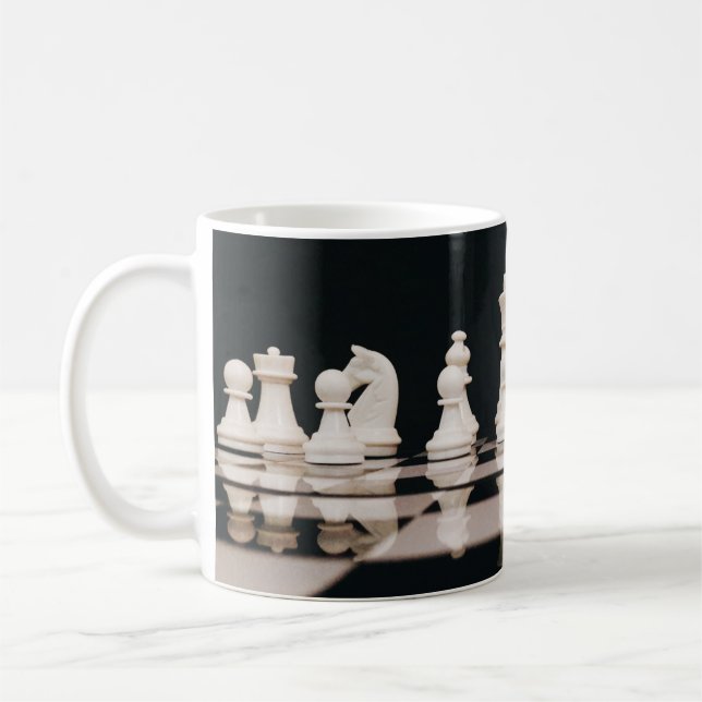 Mug Vue cool d'un jeu d'échecs noir et blanc (Gauche)