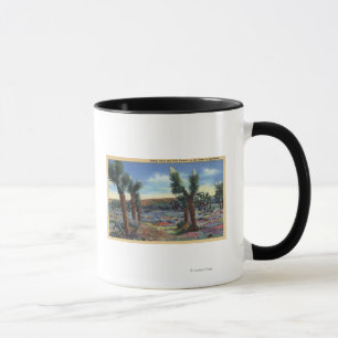 Mug Vue d'arbres de Joshua et de fleurs sauvages de