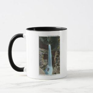 Mug Vue de cascade spectaculaire de caverne