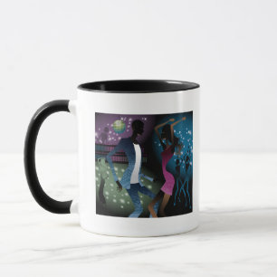 Mug Vue de côté des personnes dansant par le