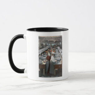 Mug Vue de l'intérieur des travailleurs de la cannerie
