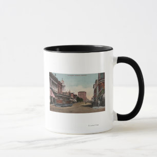 Mug Vue de rue principale avec la voiture de rue