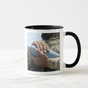 Mug Vue d'ensemble d'un soldat faisant crader une muni