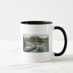 Mug Vue des bateaux de canal allant au-dessus de