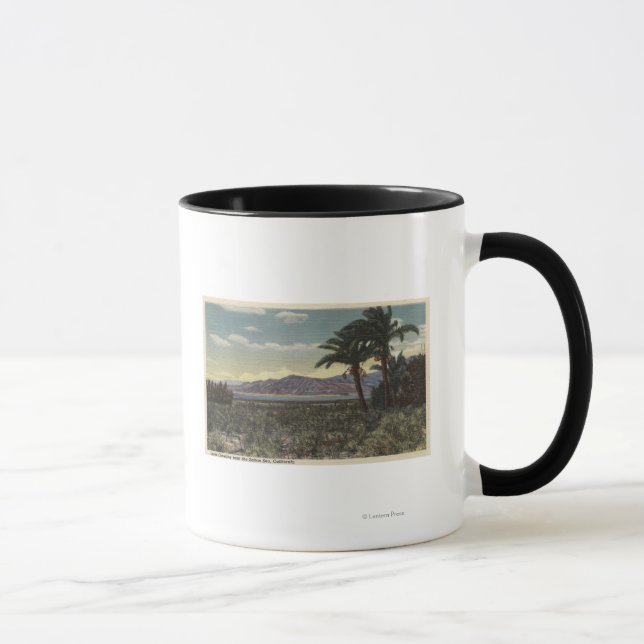 Mug Vue des dattes Growing près de la mer de Salton (Droite)