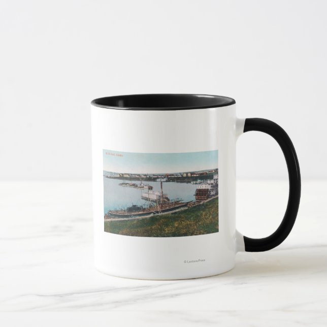 Mug Vue des navires dans le DockSt. Michael, AK (Droite)