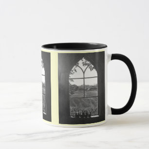 Mug Vue du paysage rural depuis la fenêtre de l'église