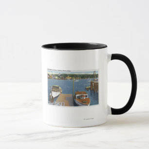 Mug Vue d'un atterrissage de bateau et du rivage