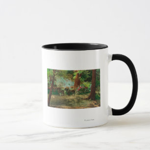Mug Vue d'un car d'étape parmi de grands arbres