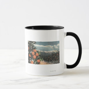 Mug Vue d'un verger orange avec des montagnes