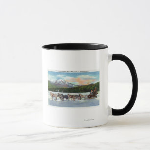 Mug Vue d'une équipe de traîneau à chiens sur le lac M