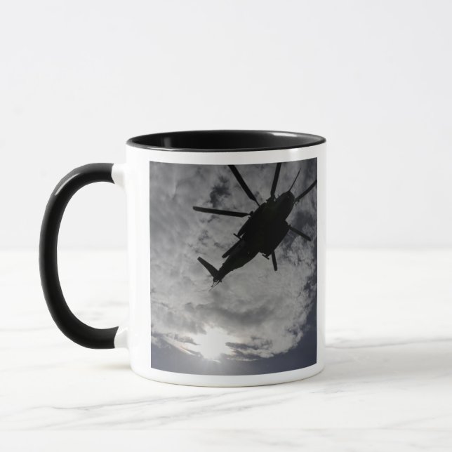 Mug Vue en angle faible d'un CH-53E (Gauche)