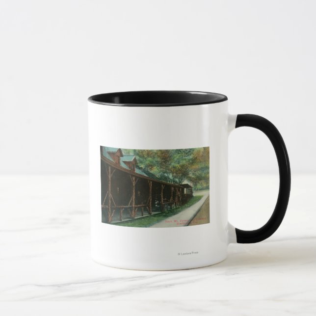 Mug Vue extérieure de Fitch Mt Tavern et de la route (Droite)
