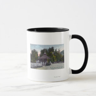 Mug Vue extérieure de l'ancienne maison de puits au la