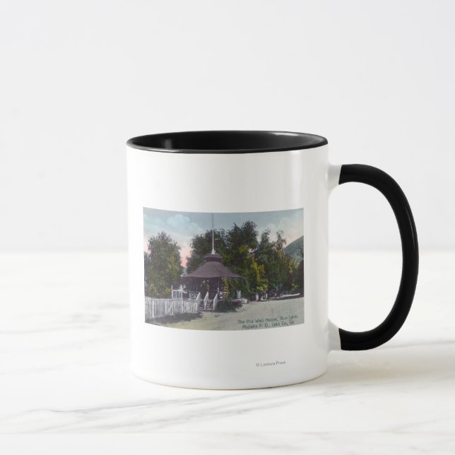 Mug Vue extérieure de l'ancienne maison de puits au la (Droite)