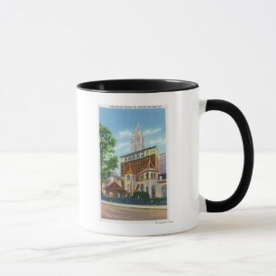 Mug Vue extérieure de peu d'église autour de