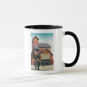 Mug Vue extérieure d'une mine, travailleurs sortant