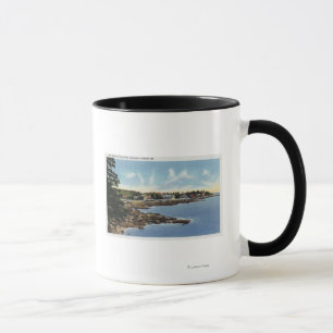 Mug Vue le long du point d'océan, maisons par la mer