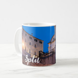 Mug Vue nocturne des escaliers et de l'église à Split,