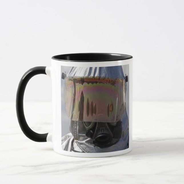 Mug Vue rapprochée d'un pompier (Gauche)