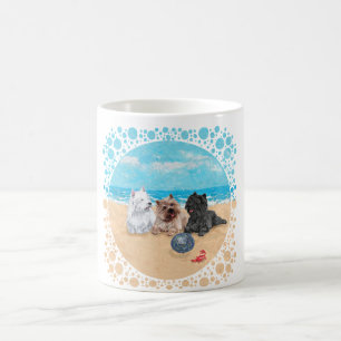 Mug Westie avec Cairn Terriers à la plage