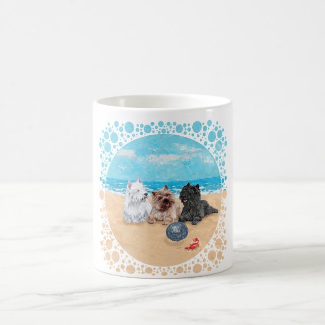 Mug Westie avec des terriers Cairn à la plage (Centre)