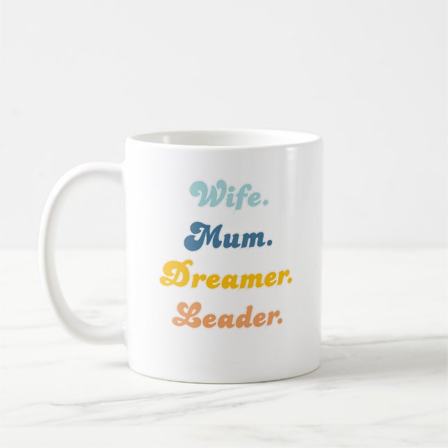 Mug Wife Mum Dreamer Leader Groovy Retro Typography  (Gauche)