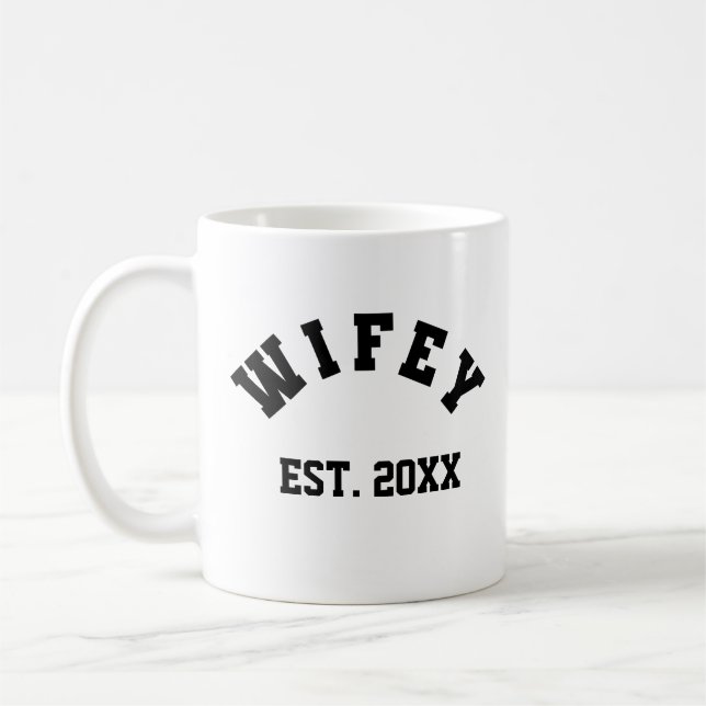 Mug Wifey College  T-Shirt (Gauche)