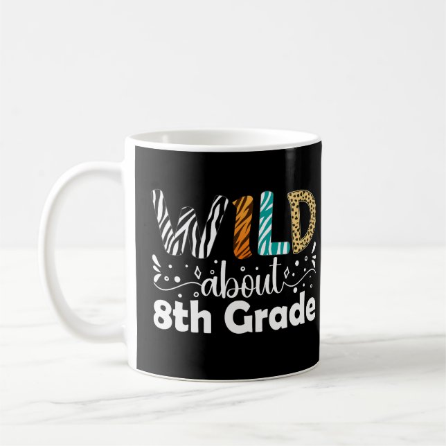 Mug Wild À propos 8e année Enseignant élève drôle (Gauche)