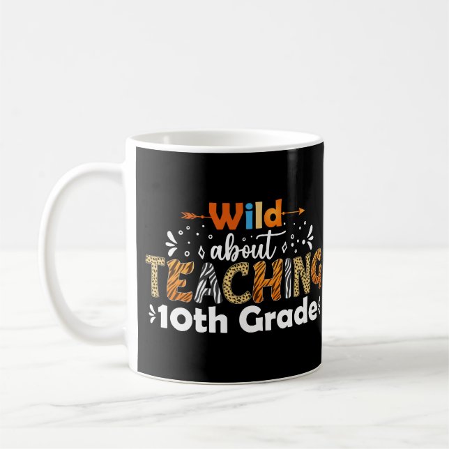 Mug Wild About Teaching 10th Grade Funny Enseignant (Gauche)