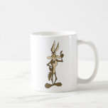 MUG WILE E. COYOTE™ HAUT<br><div class="desc">Commencez votre journée avec une dose de détermination avec la grande tasse de café Wile E. Coyote debout! Cette tasse présente l'emblématique Wile E. Coyote, résolument, toujours persistant dans ses activités. Fabriquée en céramique de haute qualité, cette tasse est parfaite pour votre café du matin, le thé ou toute boisson...</div>