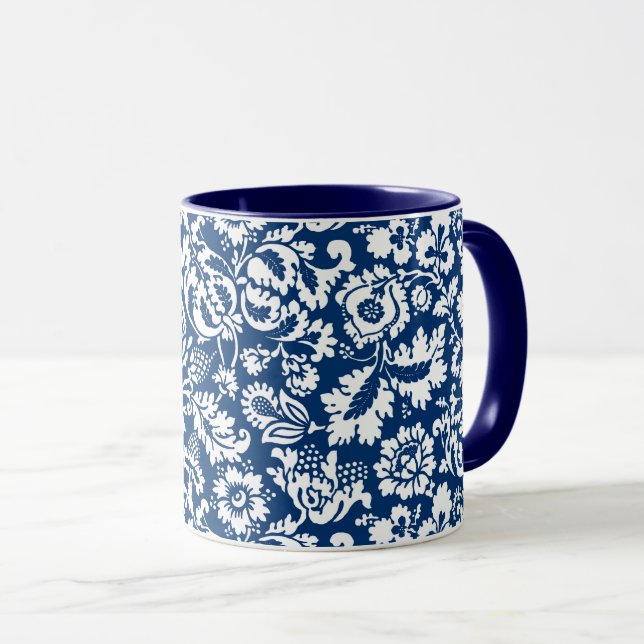 Mug William Morris damas floral, blanc sur bleu de cob (Devant droit)