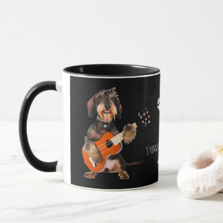 Mug Wirehair Dachshund Jouer à la guitare acoustique