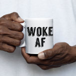 Mug Woke AF<br><div class="desc">Je suis le cadeau de la résistance politique de Woke AF pour une personne qui reste au courant des affaires politiques et qui va à des marches pour protester et se battre pour l'égalité des droits,  la santé,  et des lois raisonnables sur les armes.</div>