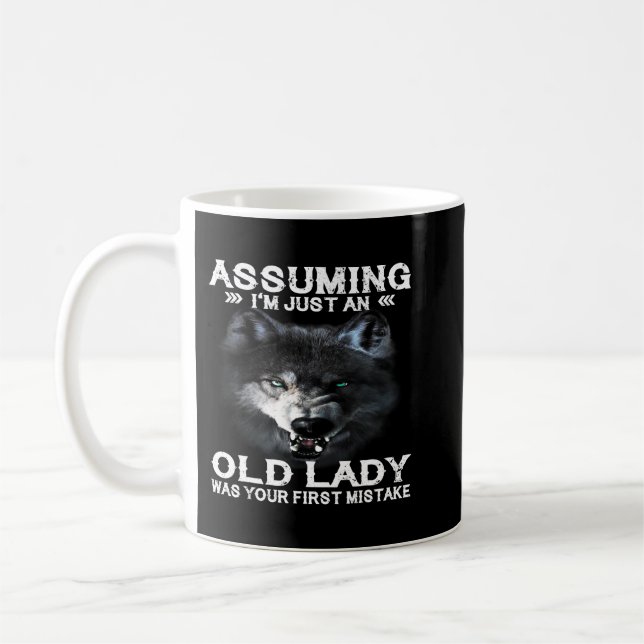 Mug Wolf Supposant Que Je Ne Suis Qu'Une Vielle Dame É (Gauche)