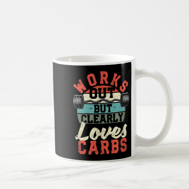 Mug Works Out But Clearly Loves Carbs Funny Low Carb G (Droite)