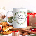 Mug Wreath moderne et script | Joyeux Noël<br><div class="desc">Cette tasse de vacances simple et élégante présente une superbe couronne d'aquarelle avec des feuilles verts et faux or et des baies sèches rouges,  ainsi qu'une typographie de script moderne noir qui dit "Joyeux Noël" sur un arrière - plan blanc.</div>