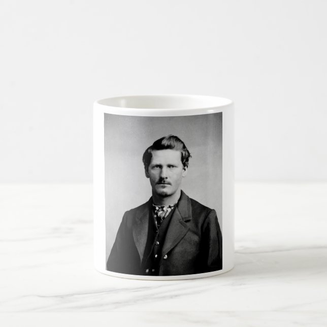 Mug Wyatt Earp : représentant de la loi, bagarreur, pr (Centre)