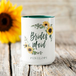 Mug Yellow Watercolor Sunflowers Fleur sauvage Bridesm<br><div class="desc">Nous avons conçu cet élégant mug de femme de ménage de style campagnard. Notre design comprend nos tournesols jaunes dorés peints à la main, des fleurs crème blanches et des espaces verts naturels aménagés pour créer cet élégant aménagement de style champêtre. "Bridesmaid" est conçu dans un script de style brosse...</div>