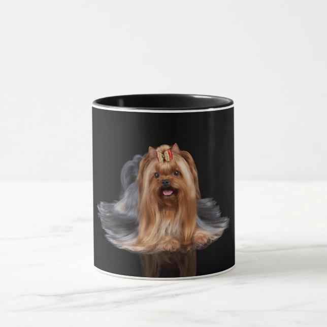 Mug Yorkshire Terrier sur le noir (Centre)