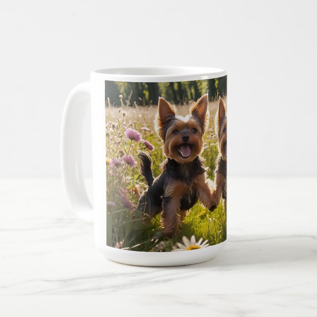 Mug Yorkshire Terriers Jouer dans l'herbe (Devant gauche)