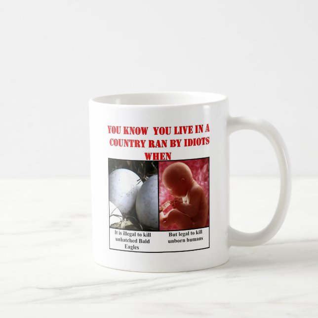MUG YOU KNOW YOU LIVE IN COUNTRY RAN BY IDIOTS (Droite)